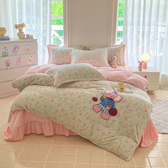 91家纺网 家纺一手货源 找家纺 梦可莱家居 2025新款牛奶绒毛巾绣加厚床盖四件套 小粉象