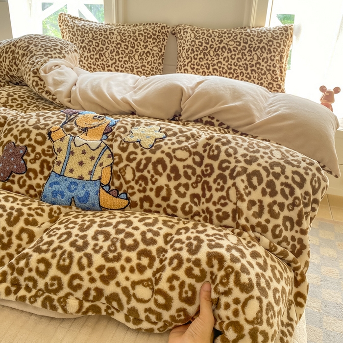 91家纺网 家纺一手货源 找家纺 梦可莱家居 2025新款牛奶绒毛巾绣加厚床盖四件套 恐龙