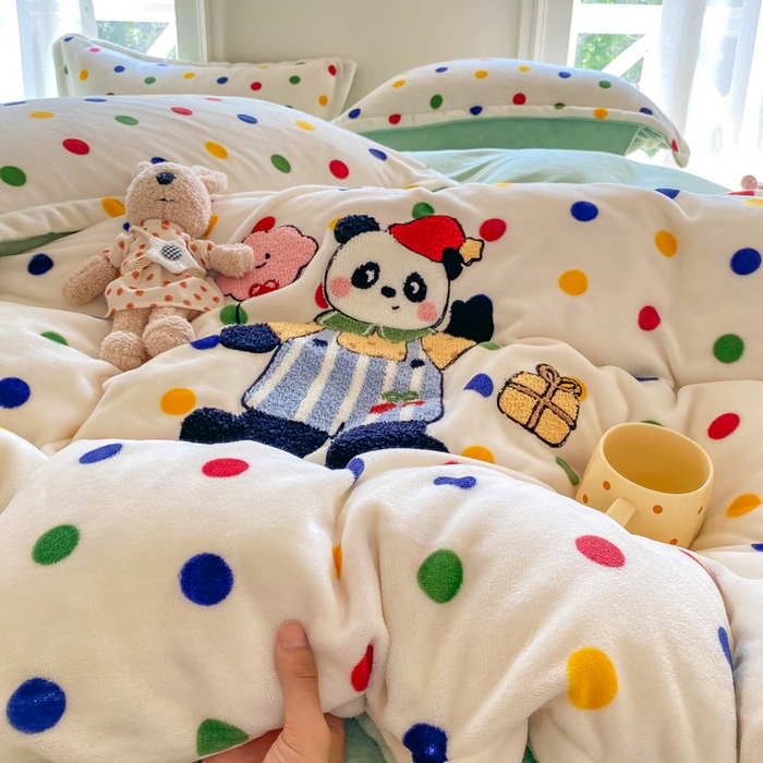 91家纺网 家纺一手货源 找家纺 梦可莱家居 2025新款牛奶绒毛巾绣加厚床盖四件套 背带熊猫