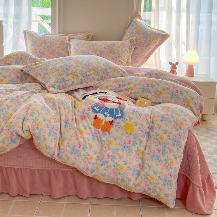 91家纺网 家纺一手货源 找家纺 梦可莱家居 2025新款牛奶绒毛巾绣加厚床盖四件套 爆莓兔