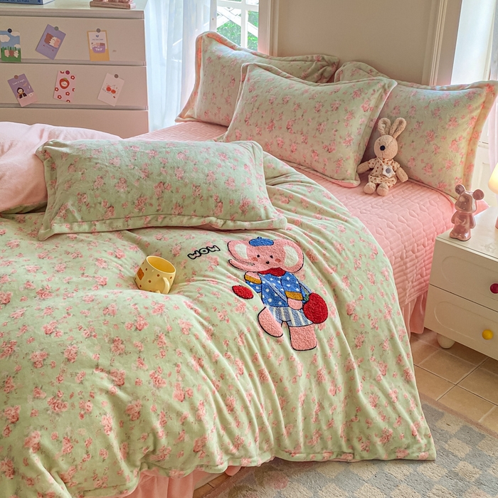 91家纺网 家纺一手货源 找家纺 梦可莱家居 2025新款牛奶绒毛巾绣加厚床盖四件套 小粉象