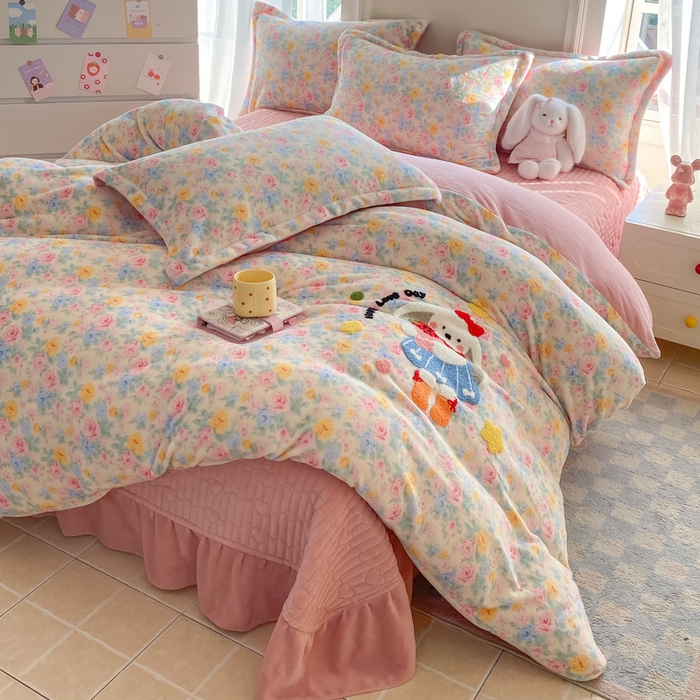 91家纺网 家纺一手货源 找家纺 梦可莱家居 2025新款牛奶绒毛巾绣加厚床盖四件套 爆莓兔