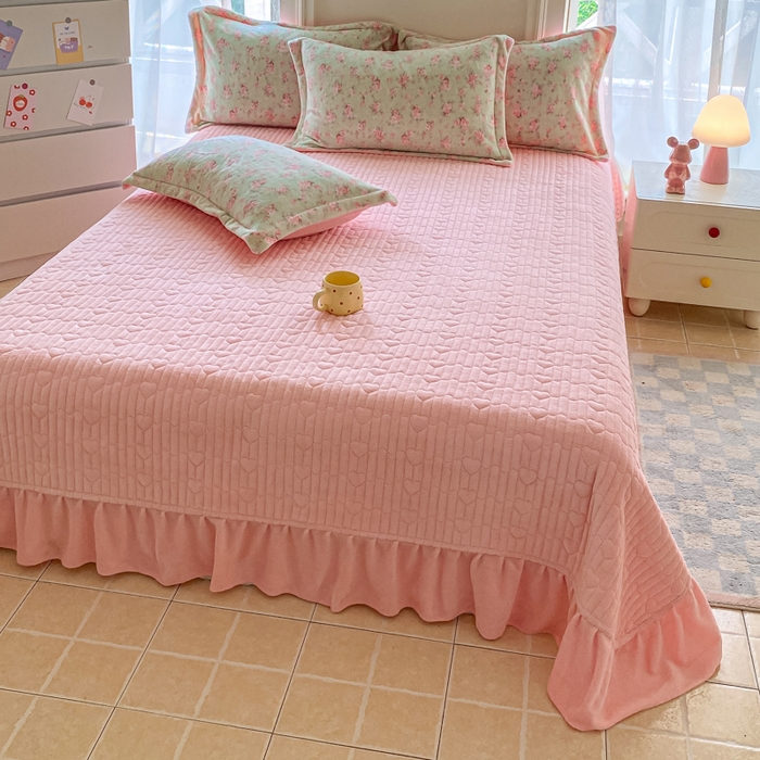 91家纺网 家纺一手货源 找家纺 梦可莱家居 2025新款牛奶绒毛巾绣加厚床盖四件套 小粉象