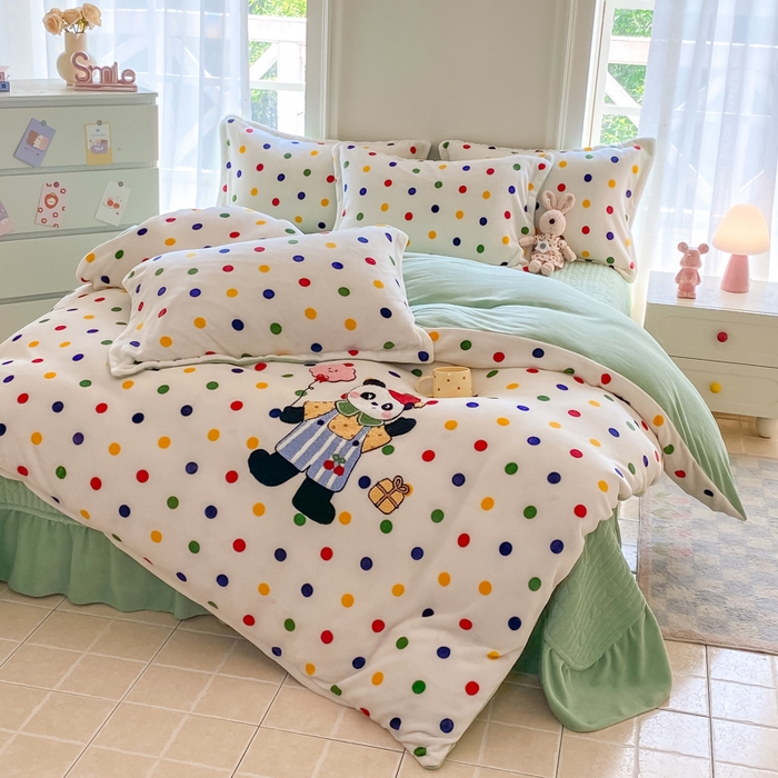 91家纺网 家纺一手货源 找家纺 梦可莱家居 2025新款牛奶绒毛巾绣加厚床盖四件套 背带熊猫