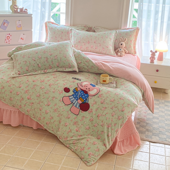 91家纺网 家纺一手货源 找家纺 梦可莱家居 2025新款牛奶绒毛巾绣加厚床盖四件套 小粉象