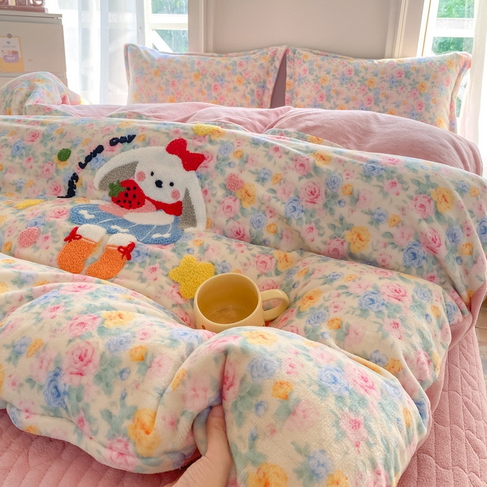 91家纺网 家纺一手货源 找家纺 梦可莱家居 2025新款牛奶绒毛巾绣加厚床盖四件套 爆莓兔