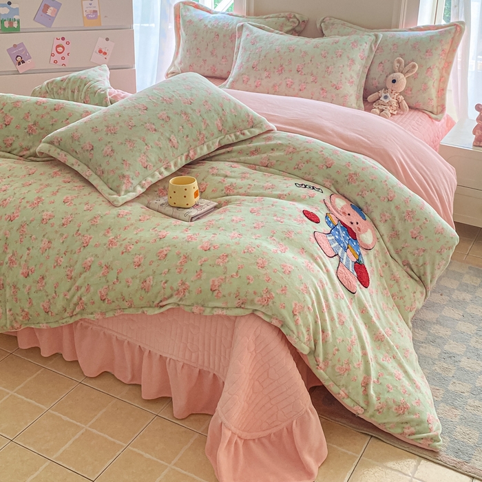 91家纺网 家纺一手货源 找家纺 梦可莱家居 2025新款牛奶绒毛巾绣加厚床盖四件套 小粉象