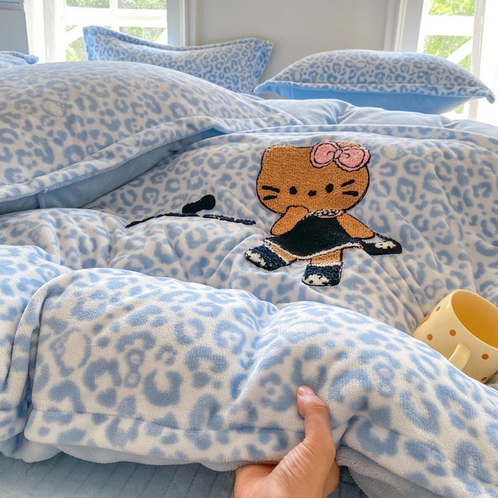 91家纺网 家纺一手货源 找家纺 梦可莱家居 2025新款牛奶绒毛巾绣加厚床盖四件套 黑皮猫