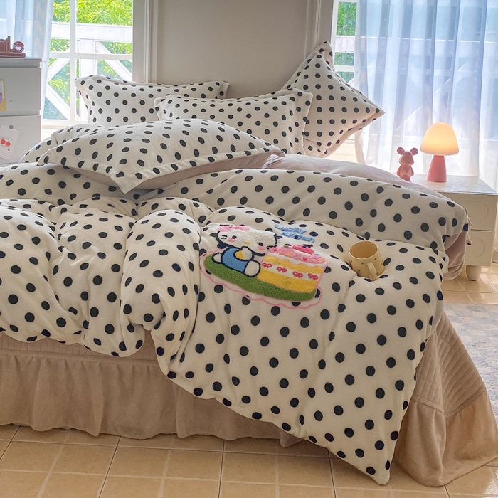 91家纺网 家纺一手货源 找家纺 梦可莱家居 2025新款牛奶绒毛巾绣加厚床盖四件套 蛋糕帽