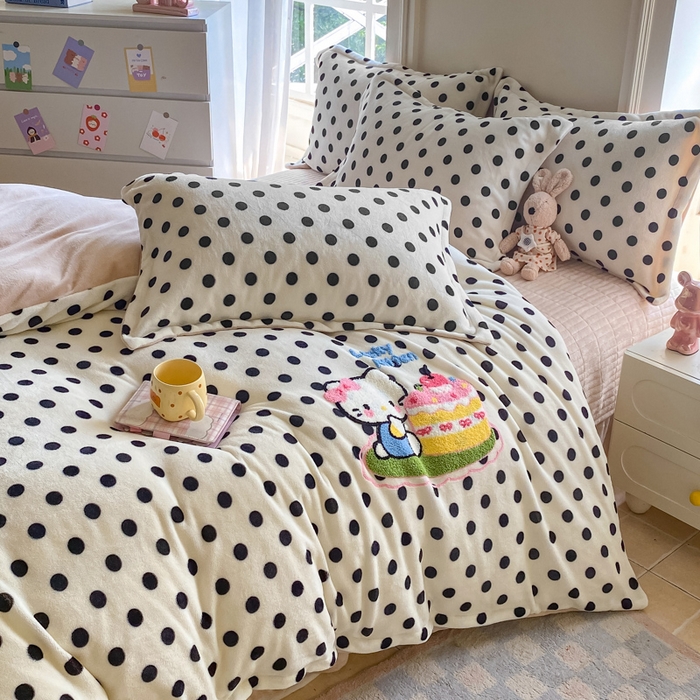 91家纺网 家纺一手货源 找家纺 梦可莱家居 2025新款牛奶绒毛巾绣加厚床盖四件套 蛋糕帽