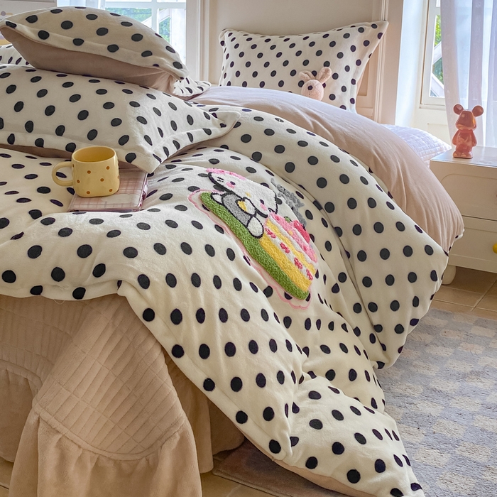 91家纺网 家纺一手货源 找家纺 梦可莱家居 2025新款牛奶绒毛巾绣加厚床盖四件套 蛋糕帽