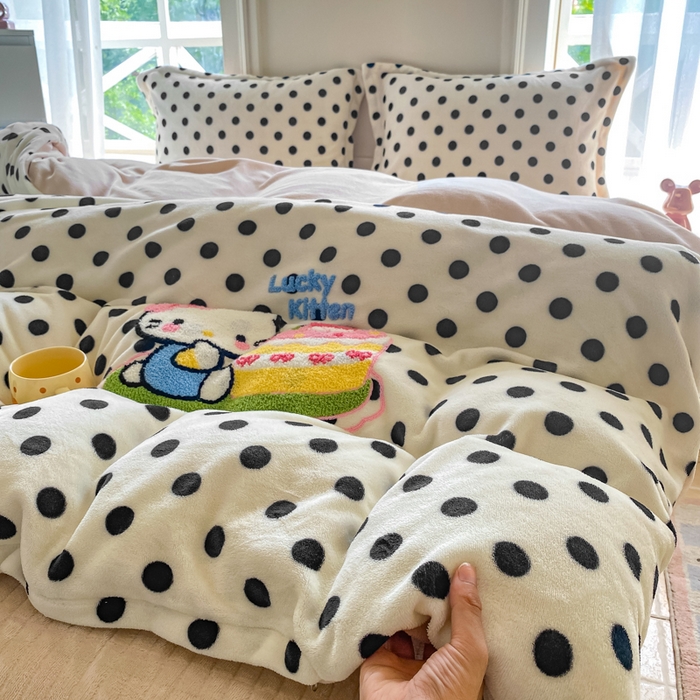 91家纺网 家纺一手货源 找家纺 梦可莱家居 2025新款牛奶绒毛巾绣加厚床盖四件套 蛋糕帽