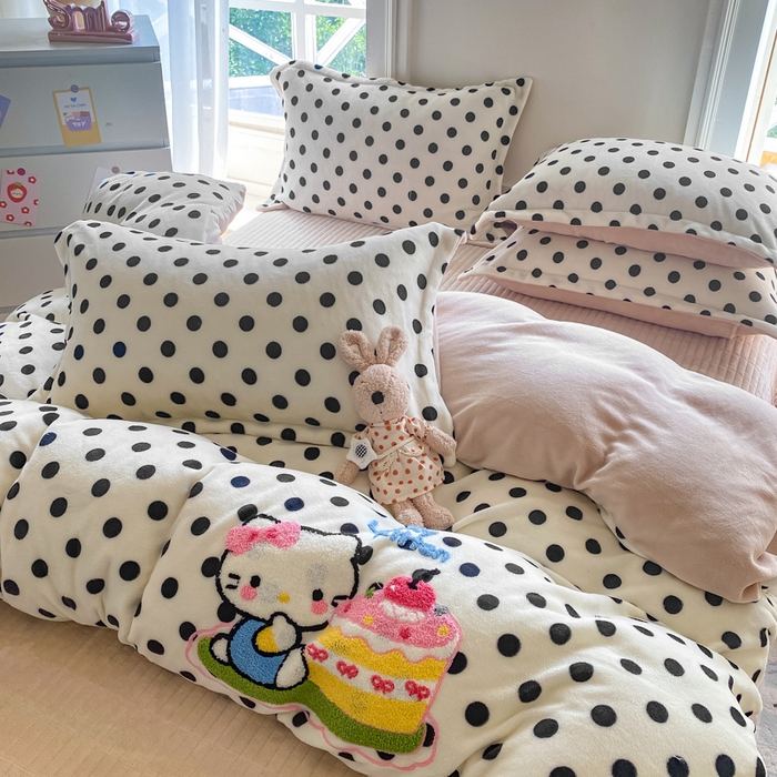 91家纺网 家纺一手货源 找家纺 梦可莱家居 2025新款牛奶绒毛巾绣加厚床盖四件套 蛋糕帽