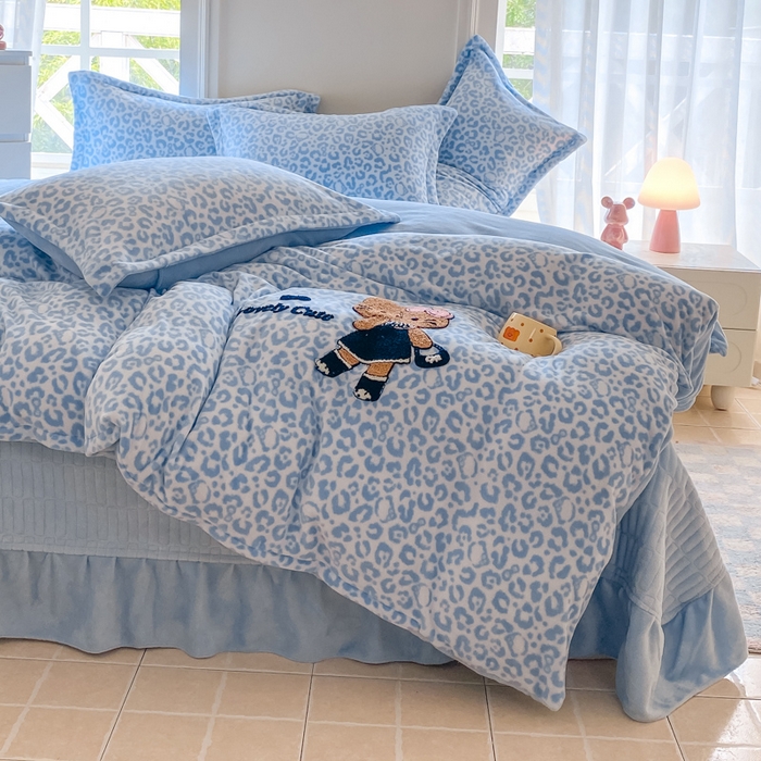 91家纺网 家纺一手货源 找家纺 梦可莱家居 2025新款牛奶绒毛巾绣加厚床盖四件套 黑皮猫