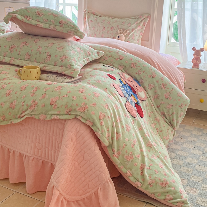 91家纺网 家纺一手货源 找家纺 梦可莱家居 2025新款牛奶绒毛巾绣加厚床盖四件套 小粉象