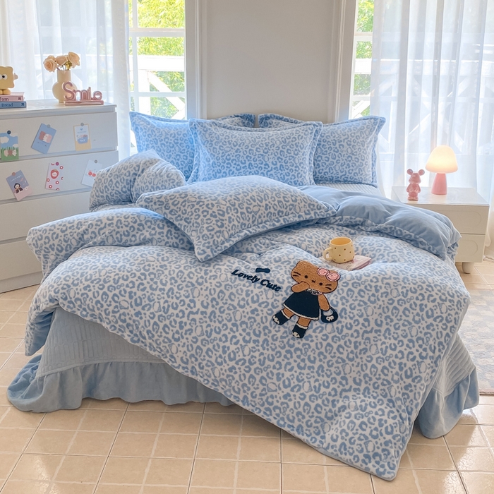 91家纺网 家纺一手货源 找家纺 梦可莱家居 2025新款牛奶绒毛巾绣加厚床盖四件套 黑皮猫