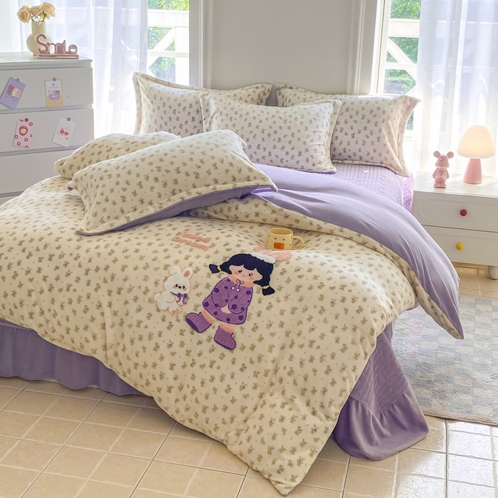 91家纺网 家纺一手货源 找家纺 梦可莱家居 2025新款牛奶绒毛巾绣加厚床盖四件套 小女孩