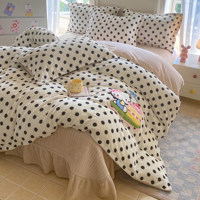 91家纺网 家纺一手货源 找家纺 梦可莱家居 2025新款牛奶绒毛巾绣加厚床盖四件套 蛋糕帽