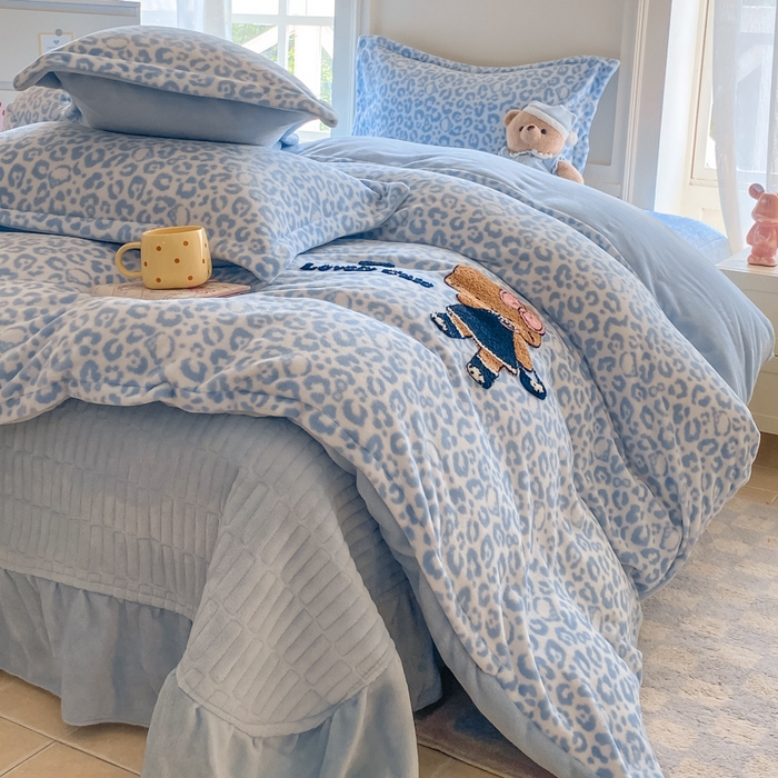 91家纺网 家纺一手货源 找家纺 梦可莱家居 2025新款牛奶绒毛巾绣加厚床盖四件套 黑皮猫