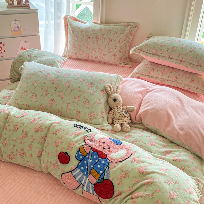 91家纺网 家纺一手货源 找家纺 梦可莱家居 2025新款牛奶绒毛巾绣加厚床盖四件套 小粉象