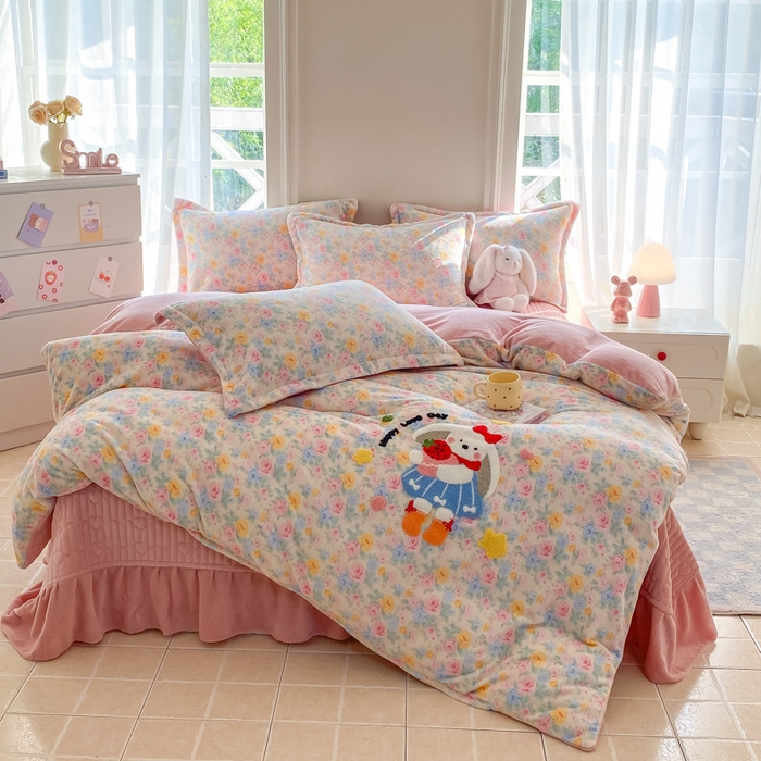 91家纺网 家纺一手货源 找家纺 梦可莱家居 2025新款牛奶绒毛巾绣加厚床盖四件套 爆莓兔