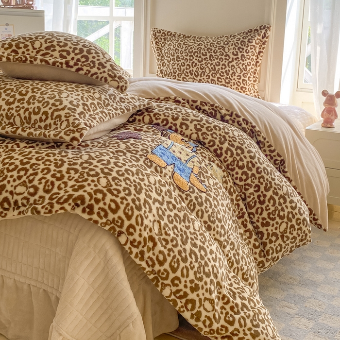 91家纺网 家纺一手货源 找家纺 梦可莱家居 2025新款牛奶绒毛巾绣加厚床盖四件套 恐龙