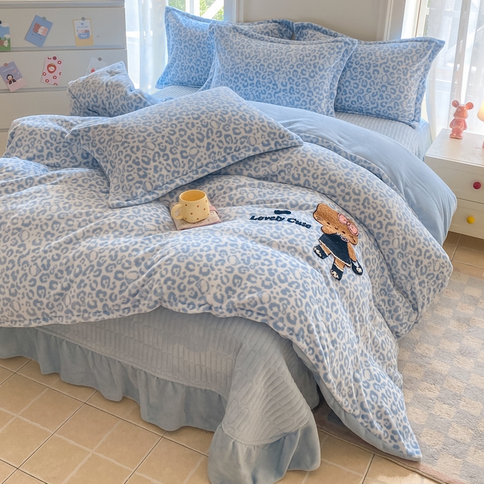 91家纺网 家纺一手货源 找家纺 梦可莱家居 2025新款牛奶绒毛巾绣加厚床盖四件套 黑皮猫