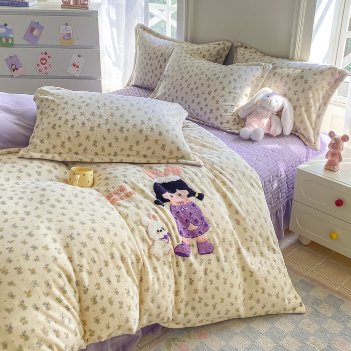 91家纺网 家纺一手货源 找家纺 梦可莱家居 2025新款牛奶绒毛巾绣加厚床盖四件套 小女孩