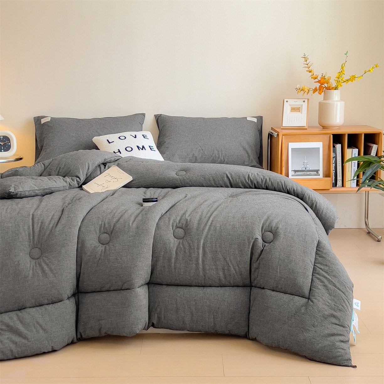 91家纺网 家纺一手货源 找家纺 梵克保罗 2025秋冬新款10A抗菌无印风冬被被子被芯 低调灰