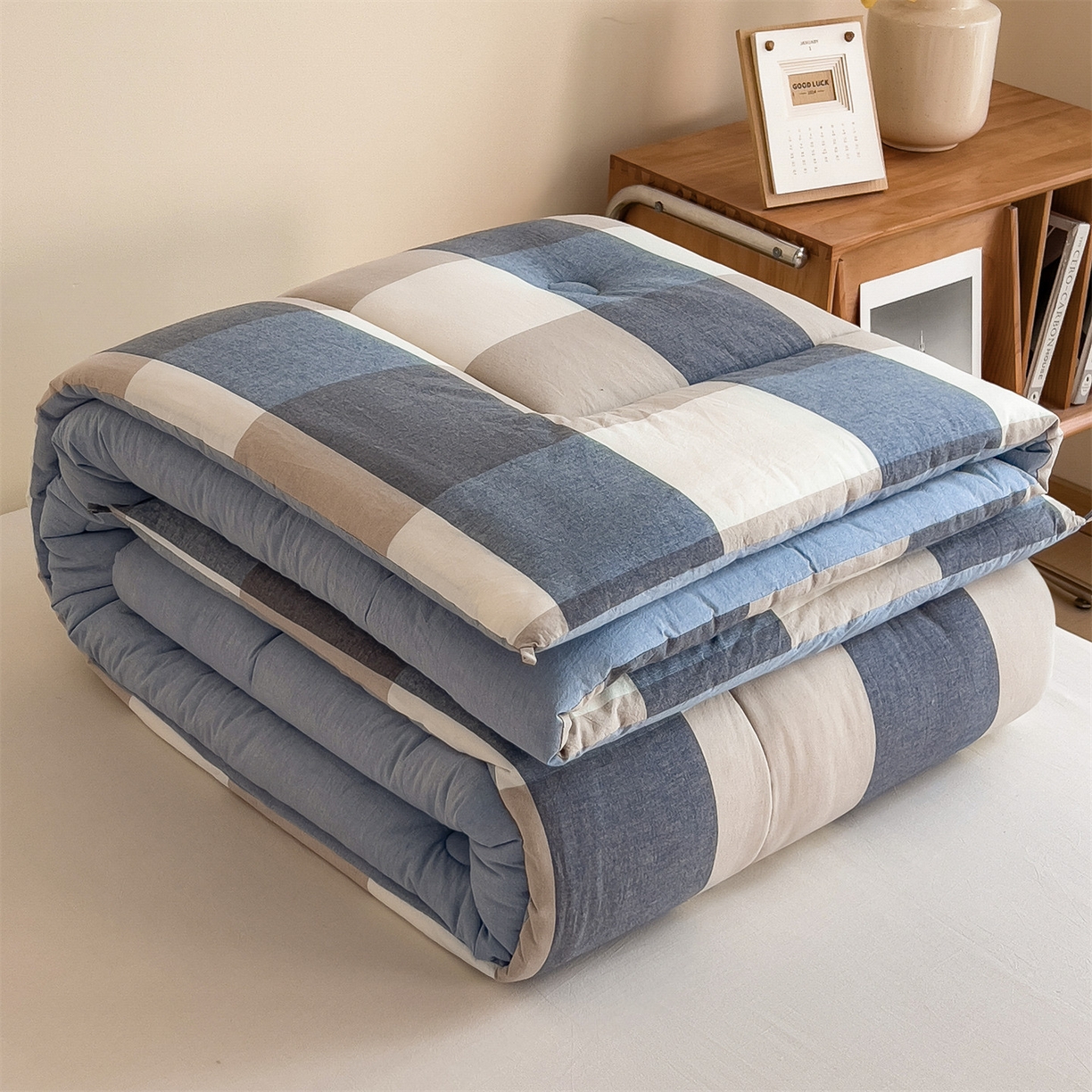 91家纺网 家纺一手货源 找家纺 梵克保罗 2025秋冬新款10A抗菌无印风冬被被子被芯 深蓝大格