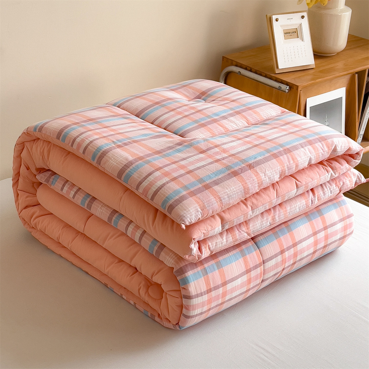 91家纺网 家纺一手货源 找家纺 梵克保罗 2025秋冬新款10A抗菌无印风冬被被子被芯 英伦粉