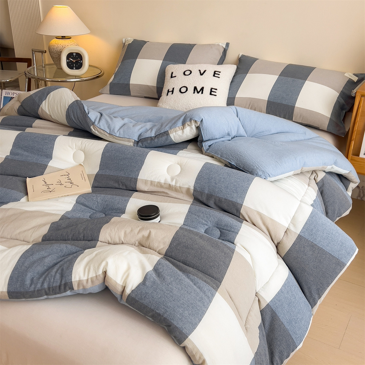 91家纺网 家纺一手货源 找家纺 梵克保罗 2025秋冬新款10A抗菌无印风冬被被子被芯 深蓝大格