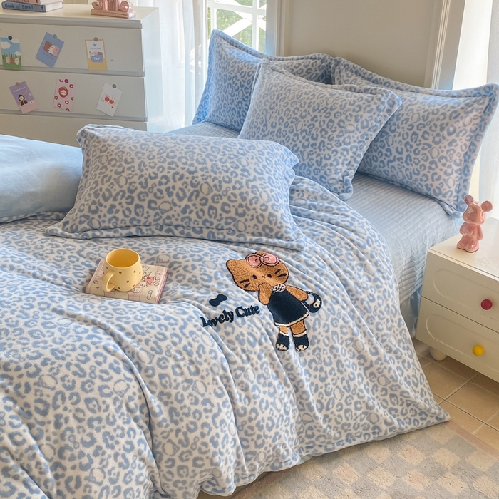 91家纺网 家纺一手货源 找家纺 梦可莱家居 2025新款牛奶绒毛巾绣加厚床盖四件套 黑皮猫