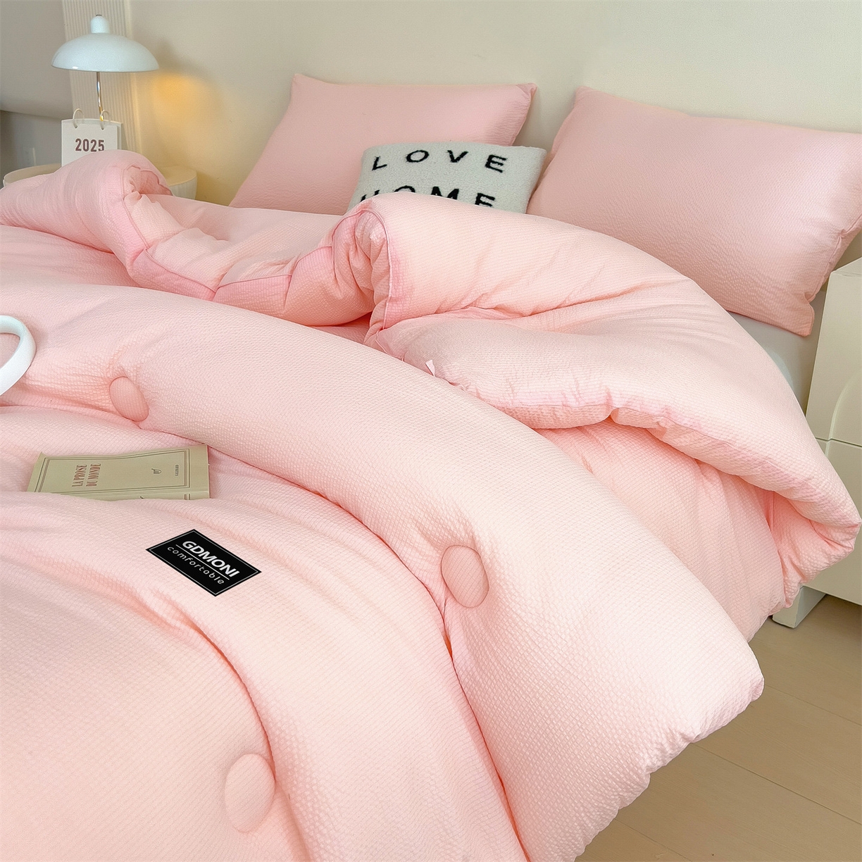 91家纺网 家纺一手货源 找家纺 梵克保罗 2025秋冬新款10A抗菌无印风冬被被子被芯 樱花粉