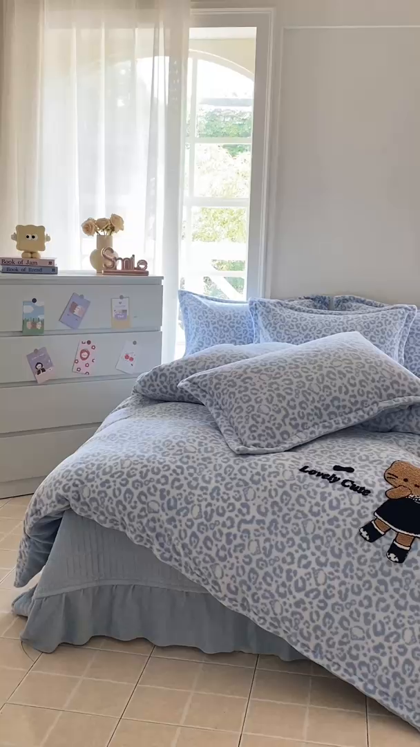 91家纺网 家纺一手货源 找家纺 梦可莱家居 2025新款牛奶绒毛巾绣加厚床盖四件套 黑皮猫