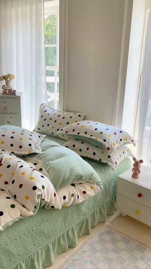 91家纺网 家纺一手货源 找家纺 梦可莱家居 2025新款牛奶绒毛巾绣加厚床盖四件套 爆莓兔