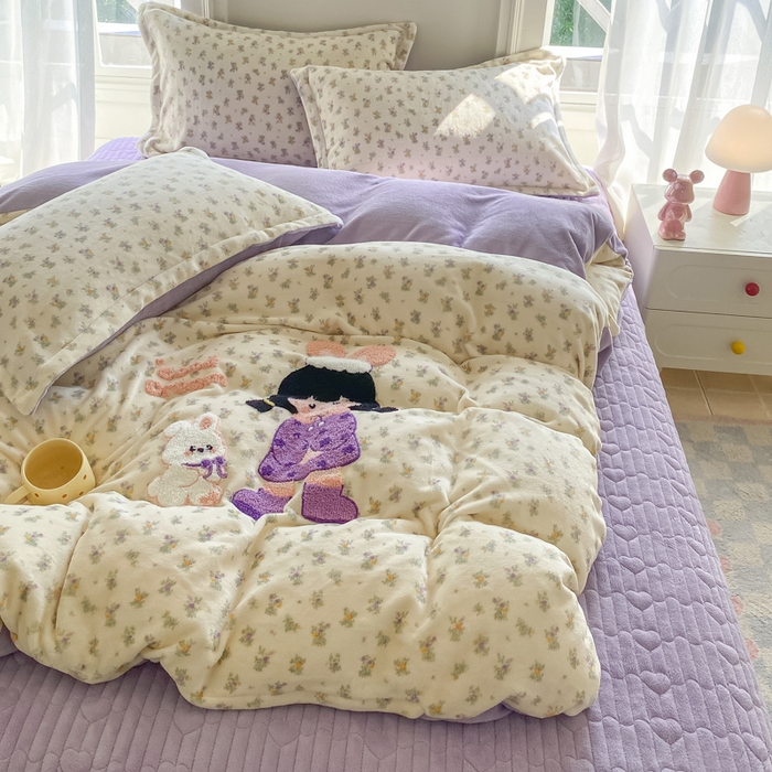 91家纺网 家纺一手货源 找家纺 （总）梦可莱家居 2025新款牛奶绒毛巾绣加厚床盖四件套