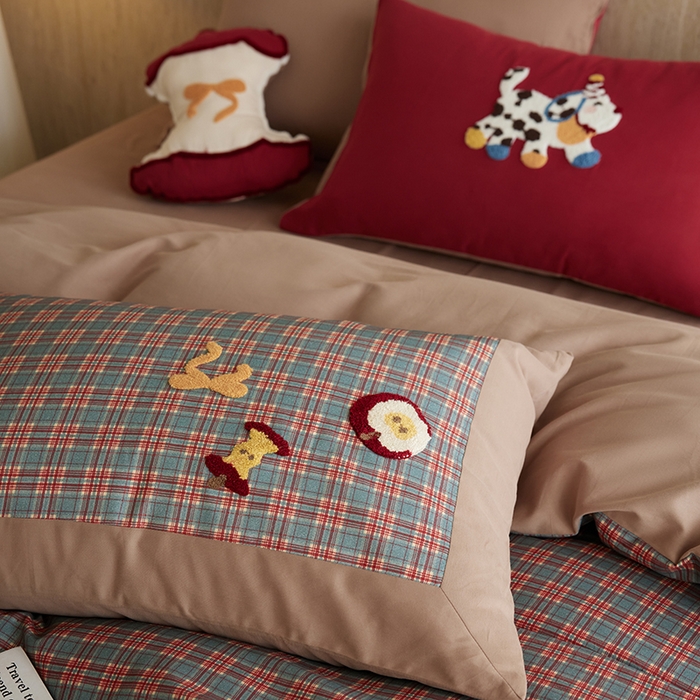 91家纺网 家纺一手货源 找家纺 风向标家纺 2025新款全棉50s磨毛数码印花毛巾绣四件套-风格一 多巴胺小花狗