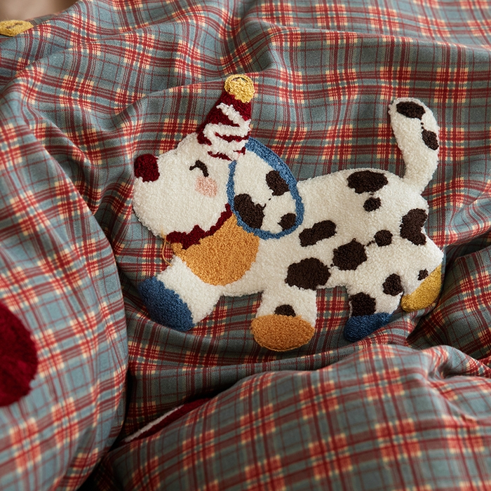 91家纺网 家纺一手货源 找家纺 风向标家纺 2025新款全棉50s磨毛数码印花毛巾绣四件套-风格一 多巴胺小花狗