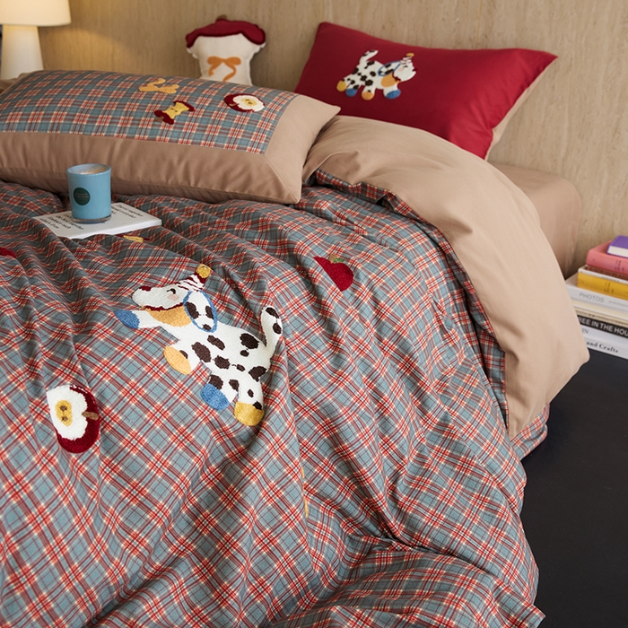 91家纺网 家纺一手货源 找家纺 风向标家纺 2025新款全棉50s磨毛数码印花毛巾绣四件套-风格一 多巴胺小花狗