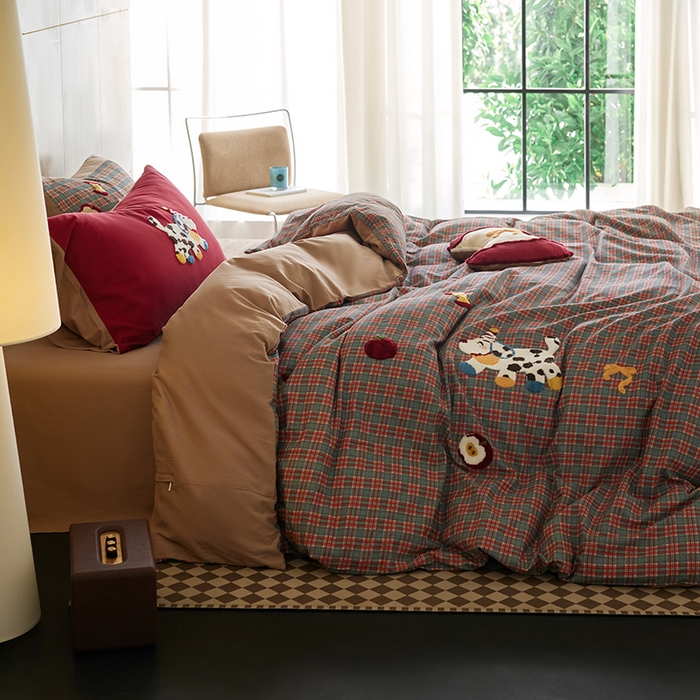 91家纺网 家纺一手货源 找家纺 风向标家纺 2025新款全棉50s磨毛数码印花毛巾绣四件套-风格一 多巴胺小花狗