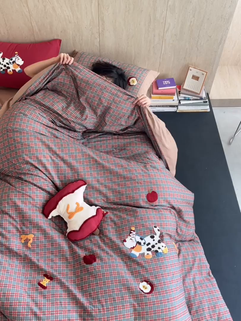 91家纺网 家纺一手货源 找家纺 风向标家纺 2025新款全棉50s磨毛数码印花毛巾绣四件套-风格一 多巴胺小花狗