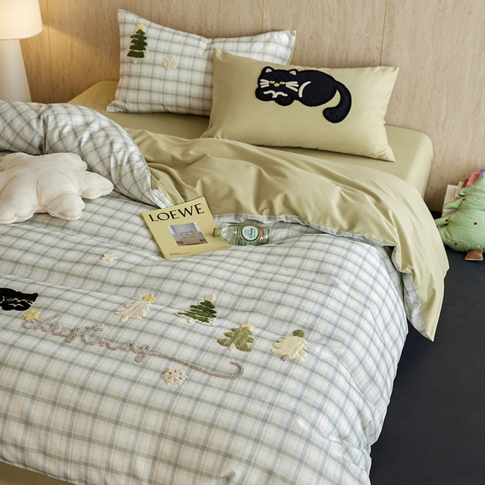 91家纺网 家纺一手货源 找家纺 风向标家纺 2025新款全棉50s磨毛数码印花毛巾绣四件套-风格一 绿色圣诞猫