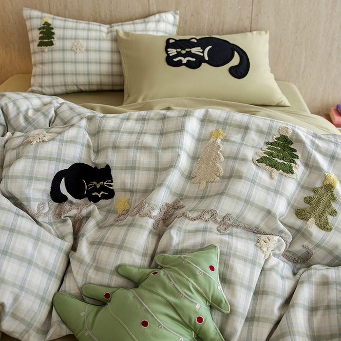 91家纺网 家纺一手货源 找家纺 风向标家纺 2025新款全棉50s磨毛数码印花毛巾绣四件套-风格一 绿色圣诞猫