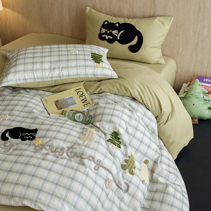 91家纺网 家纺一手货源 找家纺 风向标家纺 2025新款全棉50s磨毛数码印花毛巾绣四件套-风格一 绿色圣诞猫