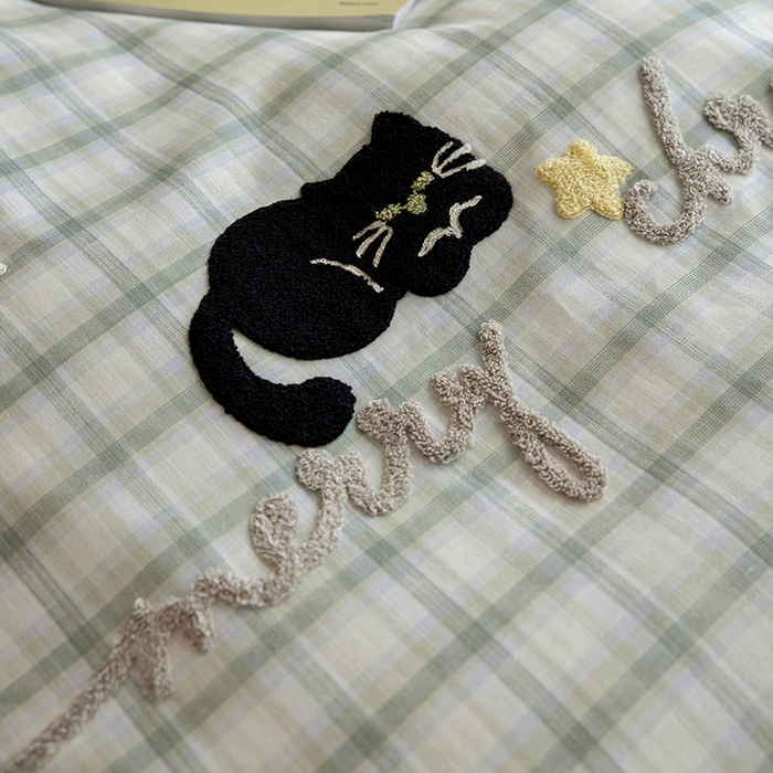 91家纺网 家纺一手货源 找家纺 风向标家纺 2025新款全棉50s磨毛数码印花毛巾绣四件套-风格一 绿色圣诞猫