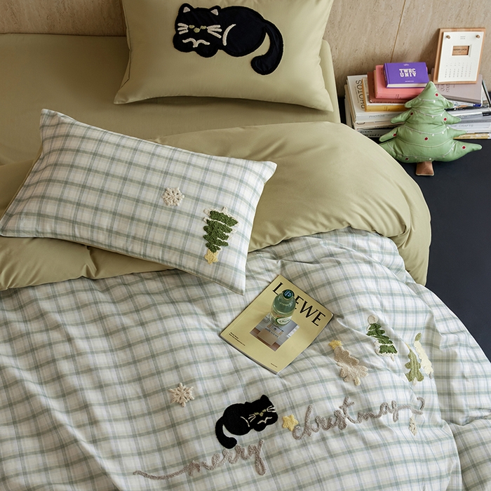 91家纺网 家纺一手货源 找家纺 风向标家纺 2025新款全棉50s磨毛数码印花毛巾绣四件套-风格一 绿色圣诞猫