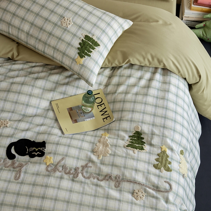 91家纺网 家纺一手货源 找家纺 风向标家纺 2025新款全棉50s磨毛数码印花毛巾绣四件套-风格一 绿色圣诞猫