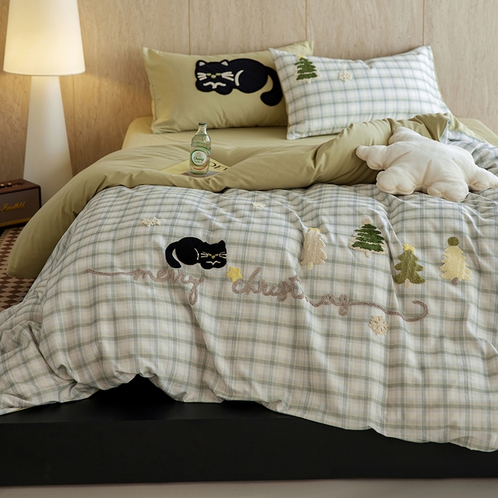 91家纺网 家纺一手货源 找家纺 风向标家纺 2025新款全棉50s磨毛数码印花毛巾绣四件套-风格一 绿色圣诞猫