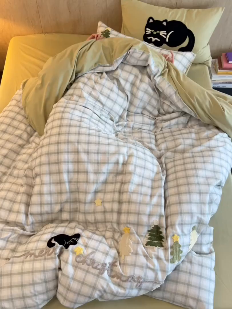 91家纺网 家纺一手货源 找家纺 风向标家纺 2025新款全棉50s磨毛数码印花毛巾绣四件套-风格一 绿色圣诞猫